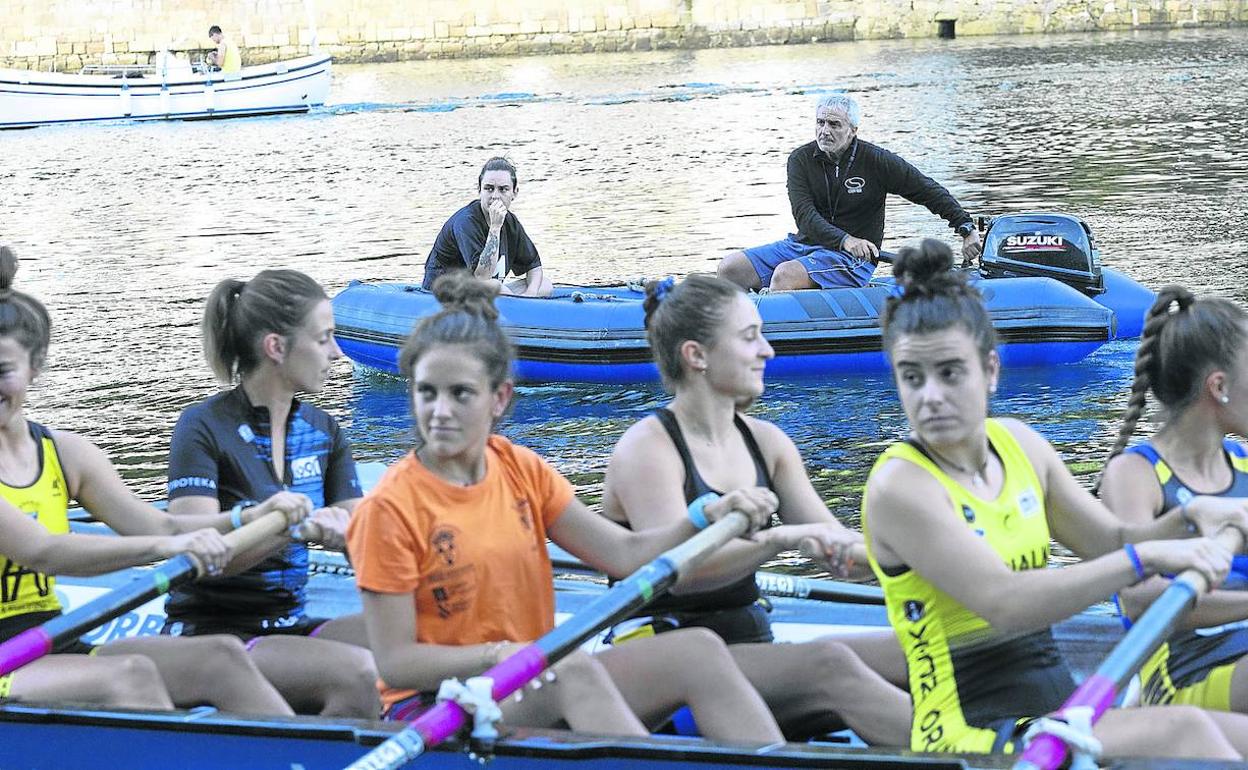 Ramón Erostarbe, en la zodiac, atento a la maniobra de sus remeras en la ría de Pasaia. 