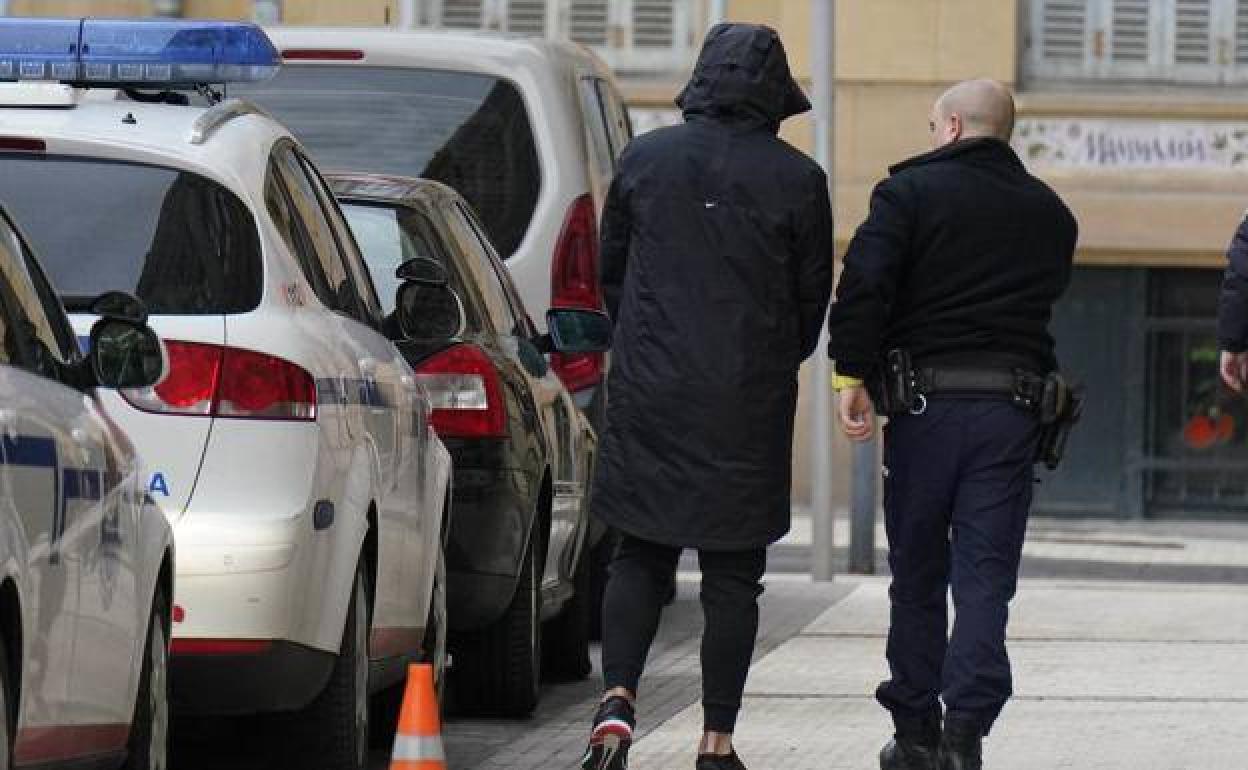 Un ertzaina conduce al violador en serie a la Audiencia de Gipuzkoa para comparecer en uno de los juicios. 