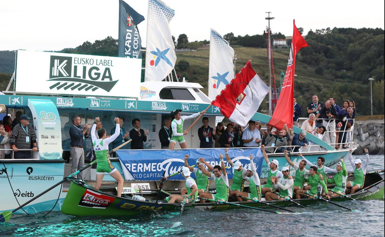 Ioseba Amunarriz ondea la bandera mientras la tripulación celebra la victoria. 