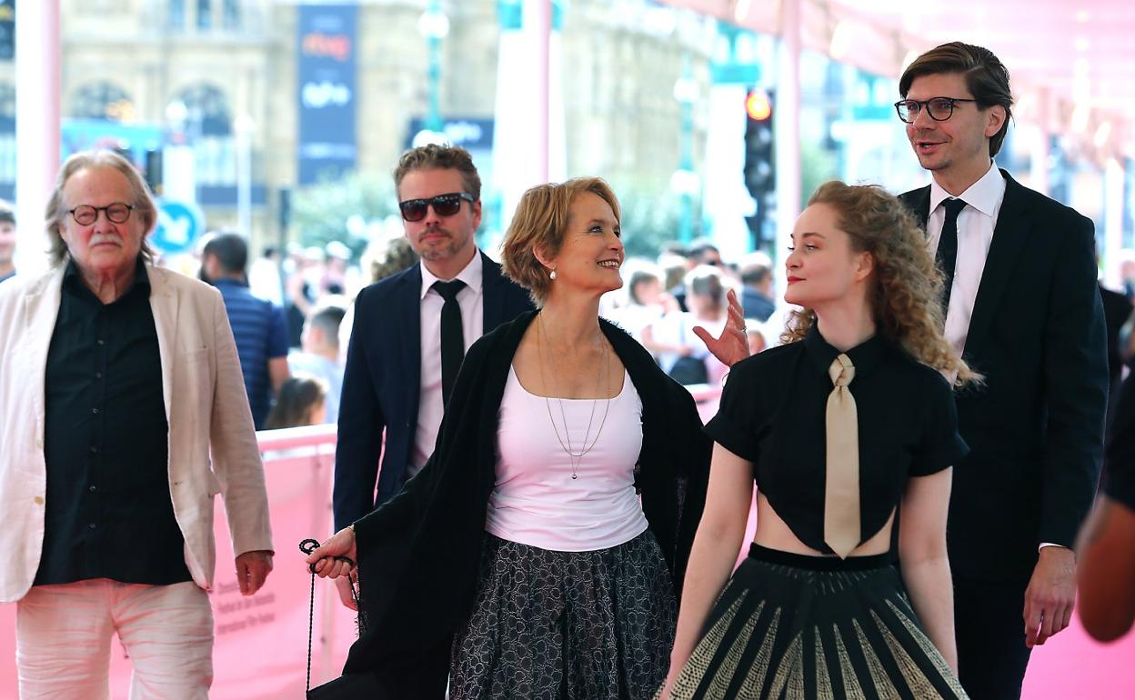  El actor Jette Sondergaard, el director Frelle Petersen y las actrices Mette Munk Plumy Ole Sorensen, en la alfombra roja durante la presentación de 'Resten af livet/Forever'. 