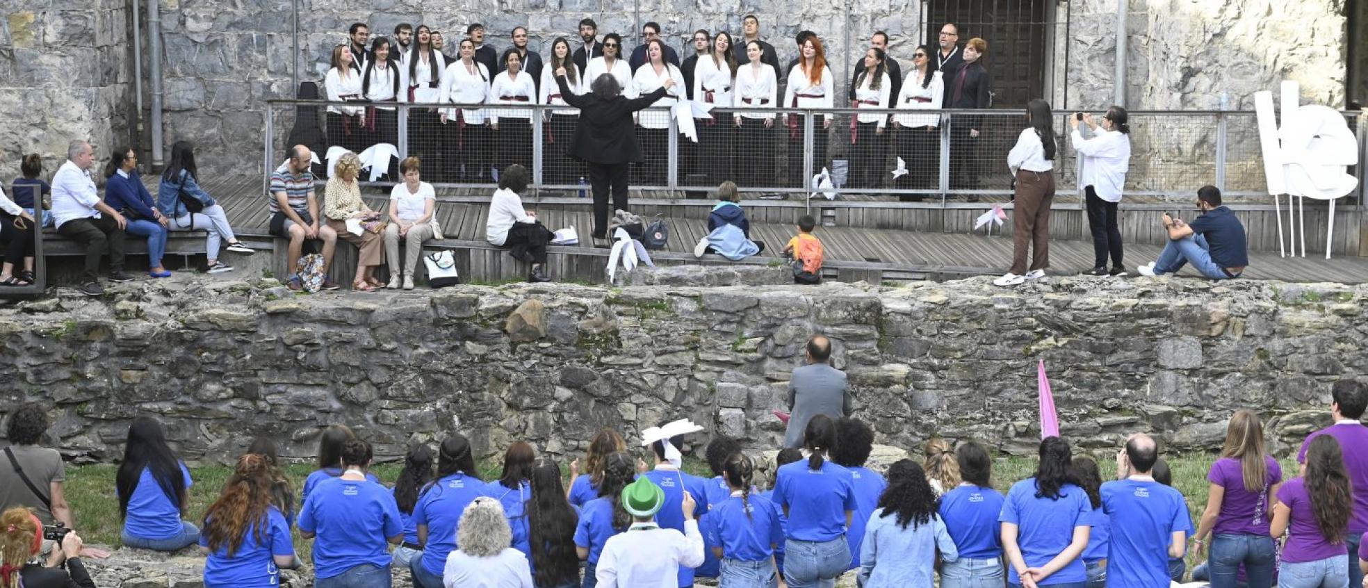 Música coral.Momento en que la marcha coralpartió de la Plaza de la Memoria a la Parte Vieja. 