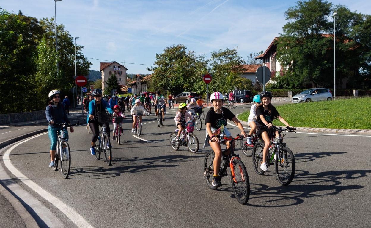 Varios cicloturistas circulan por las calles de Irun. 