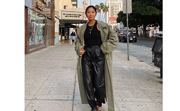 'Trench' con 'tank top' en negro y pantalones estilo piel.