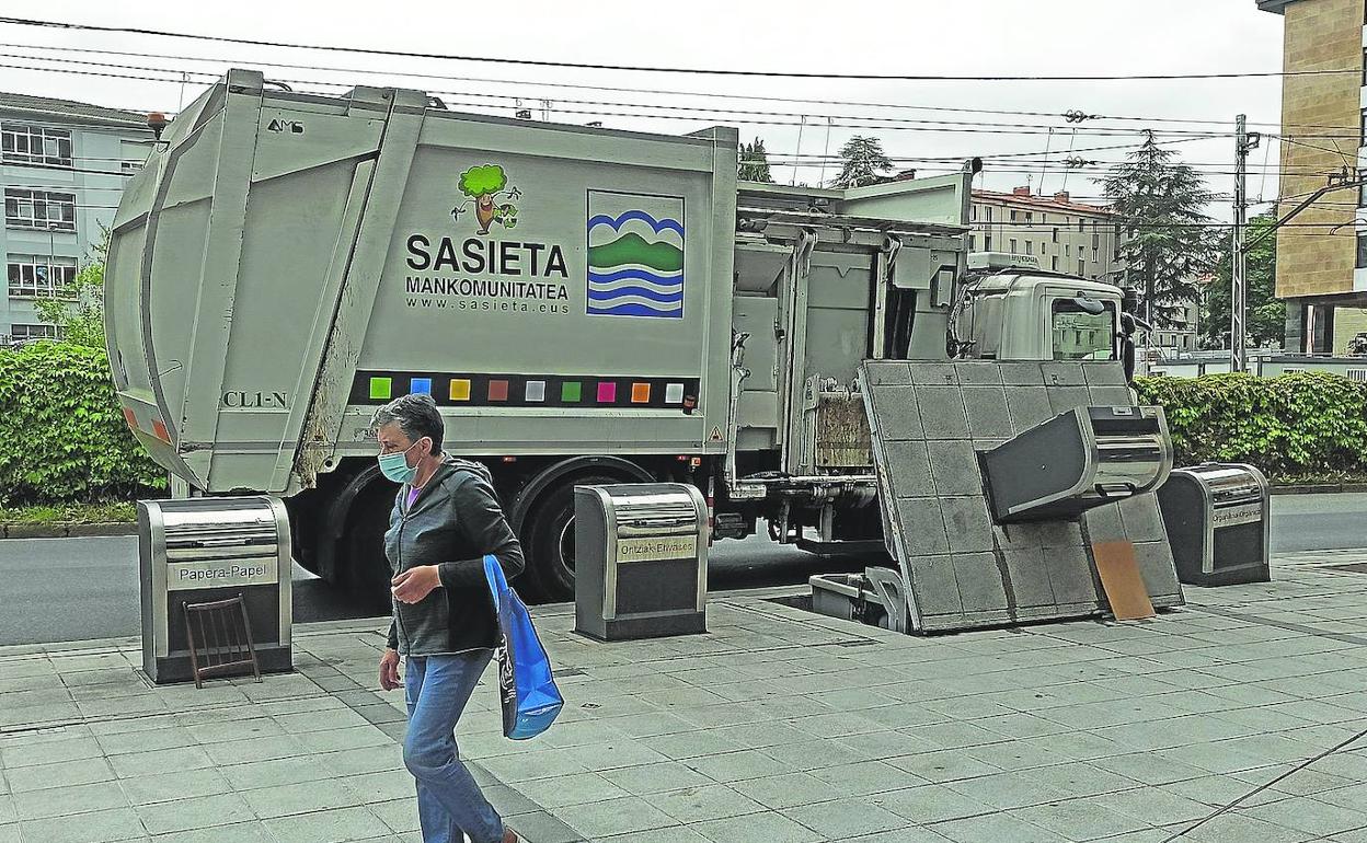 Un camión de la mancomunidad de Sasieta recoge la basura en Zumarraga. 