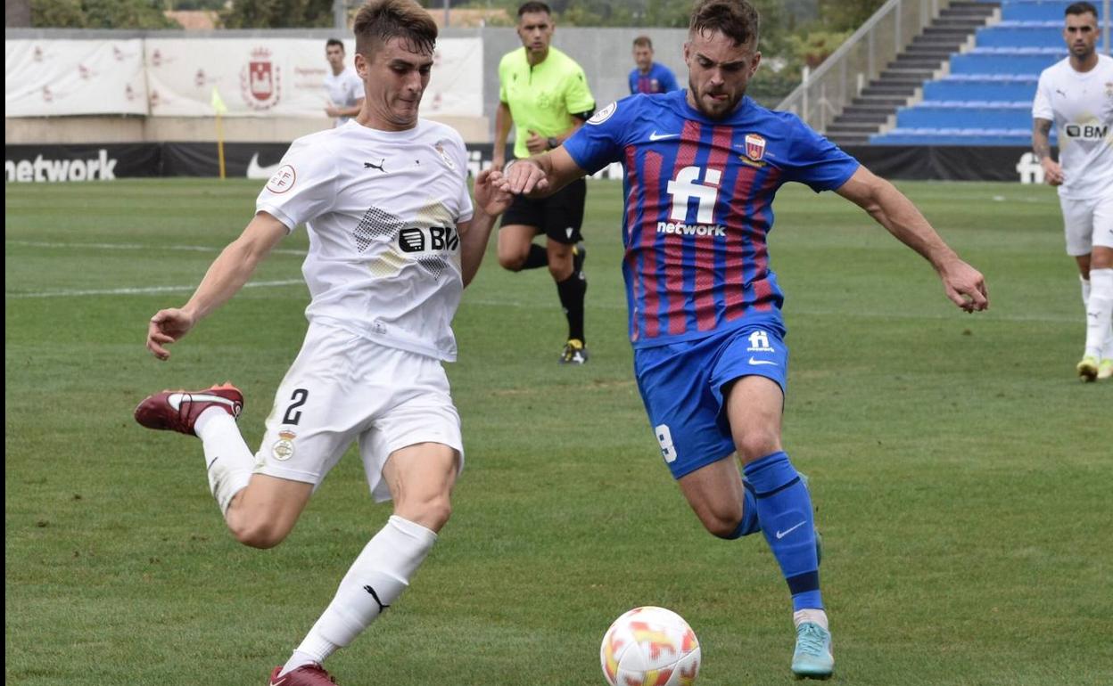 Jaso disputa un balón con Soberón en el partido celebrado este domingo en el Nuevo Pepico Amat. 