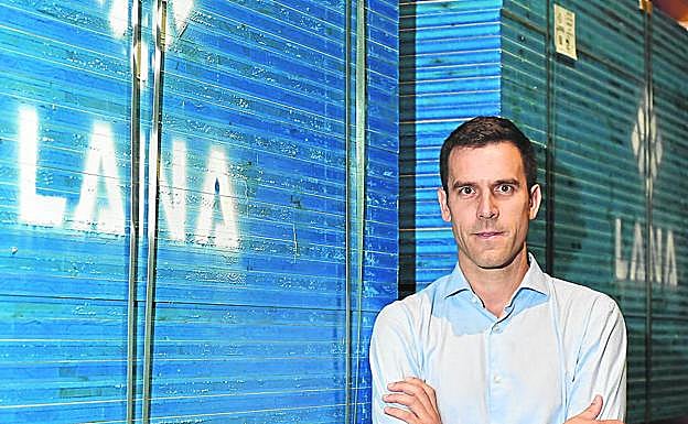 Kepa Bastida posa en la cooperativa Lana en Oñati.