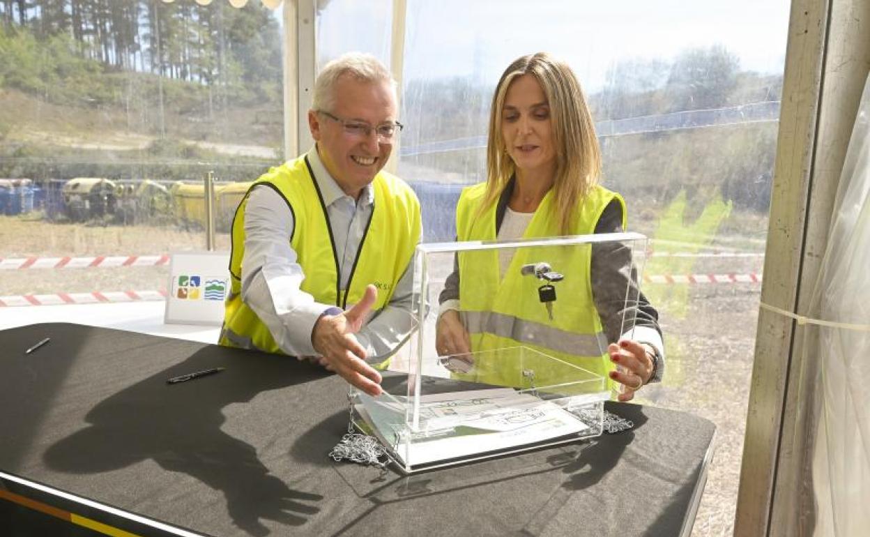 El Diputado José Ignacio Asensio y Leire Artola, alcaldesa de Beasain, durante la colocación de la primera piedra de la estación de transferencia de Sasieta