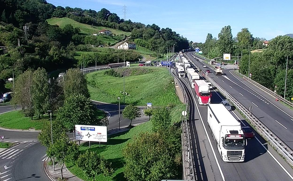 Cola de camiones en la muga de Irun este lunes.