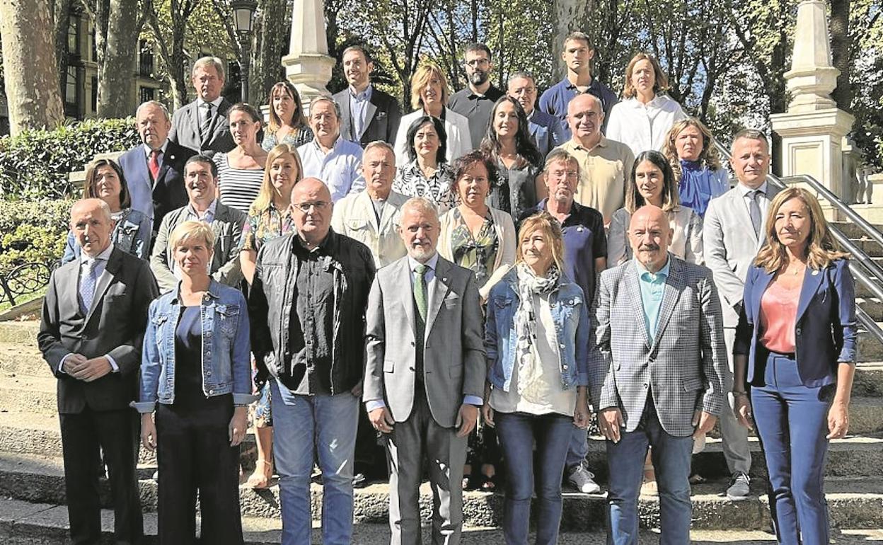 Iñigo Urkullu, este lunes en Bilbao flanqueado por parlamentarios jeltzales y burukides del PNV. A la derecha del lehendakari, Joseba Egibar. 