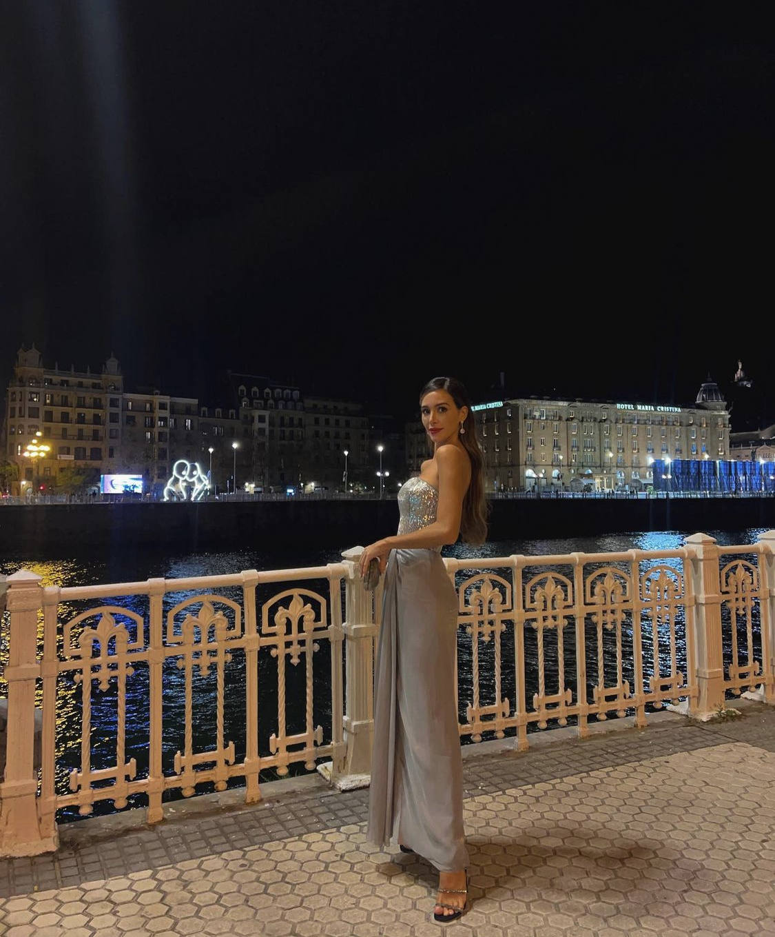 Rocío Osorno: La 'influencer' y diseñadora sevillana no faltó a su cita con la gala inaugural. De la mano de Armani Beauty, sus más de 1,5 millones de seguidores en Instagram siguieron sus pasos al segundo. Osorno optó por un vestido palabra de honor gris perla firmado por Giorgio Armani. La guinda al pastel la puso Del Páramo Vintage con sus joyas