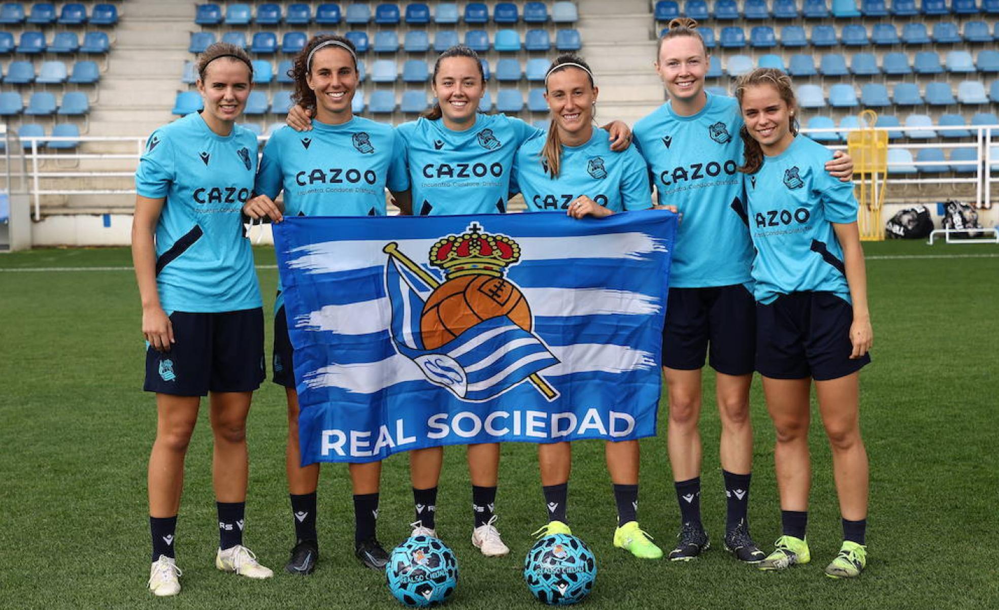 Mirari Uria, Maddi, Amaiur, Gemma Gili, Franssi y Cecilia posan con la bandera de la Real en el Z7 de Zubieta