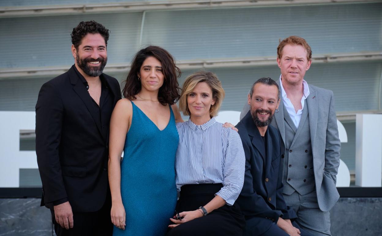 Los actores Nuno Lopes, Rita Cabaço, Beatriz Batarda, Romeu Runa y Kris Hitchen. 