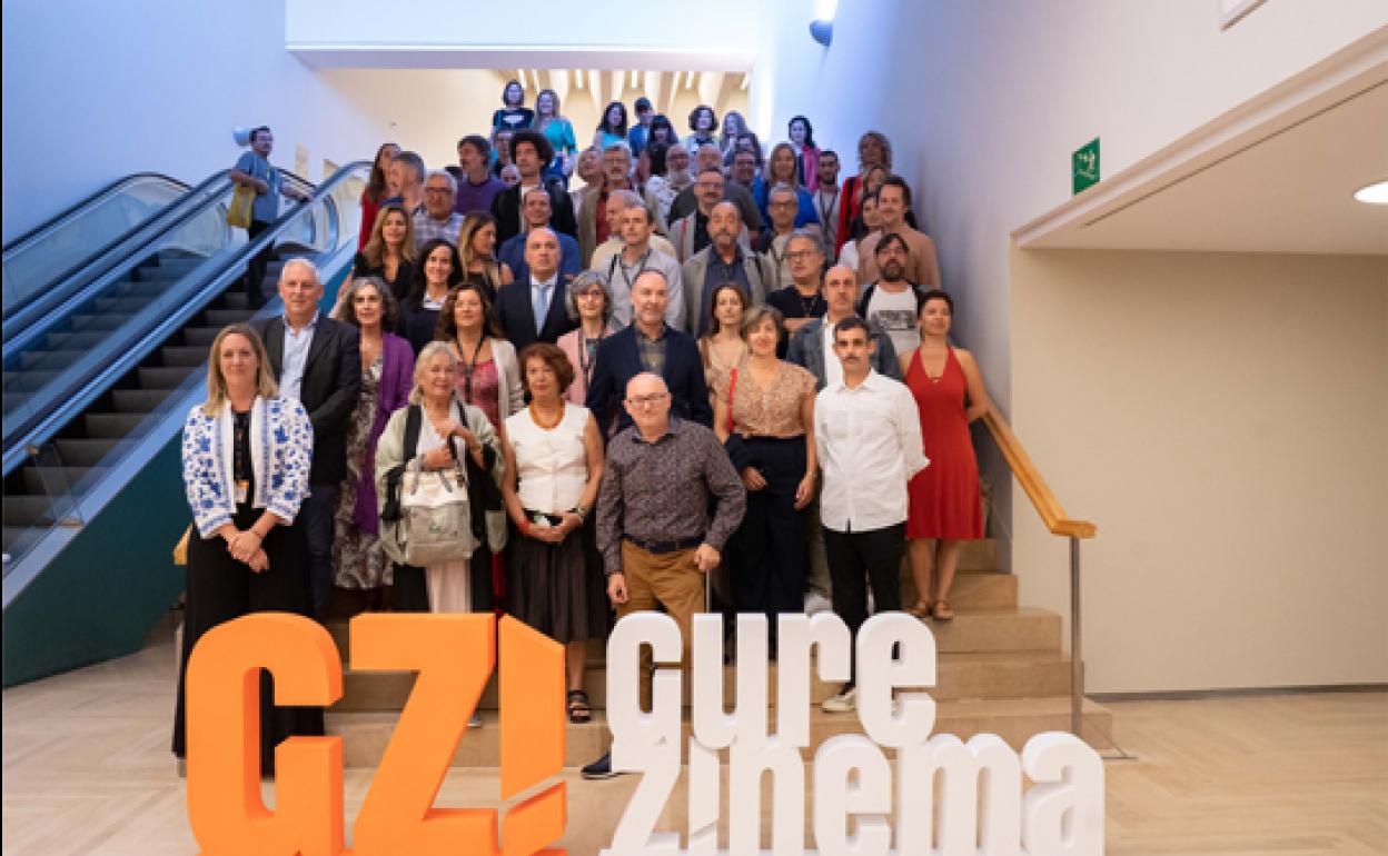 Sektoreko ordezkari ugaro elkartu ziren Kursaalen familia-argazkia ateratzeko. 