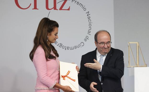 El ministro de Cultura Miquel Iceta entrega el galardón a Penélope Cruz.