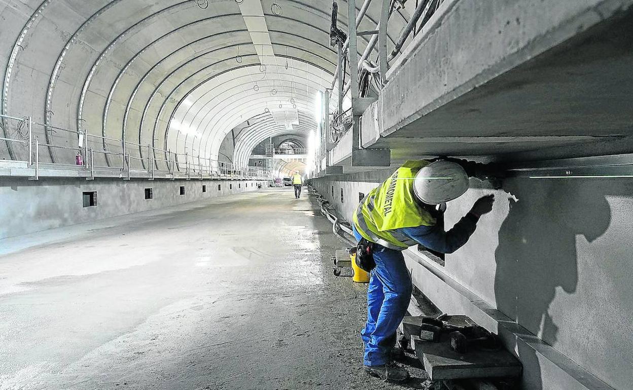 Un operario trabaja en las obras del túnel del Topo en Benta Berri. 
