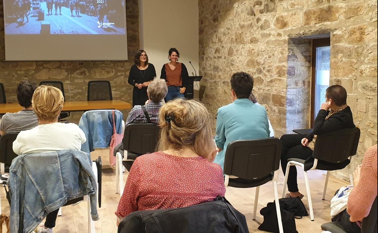 Basazabal jauregian aurkeztu zituen 2021ean Soziolinguistika klusterrak egindako ikerketaren datuak. 