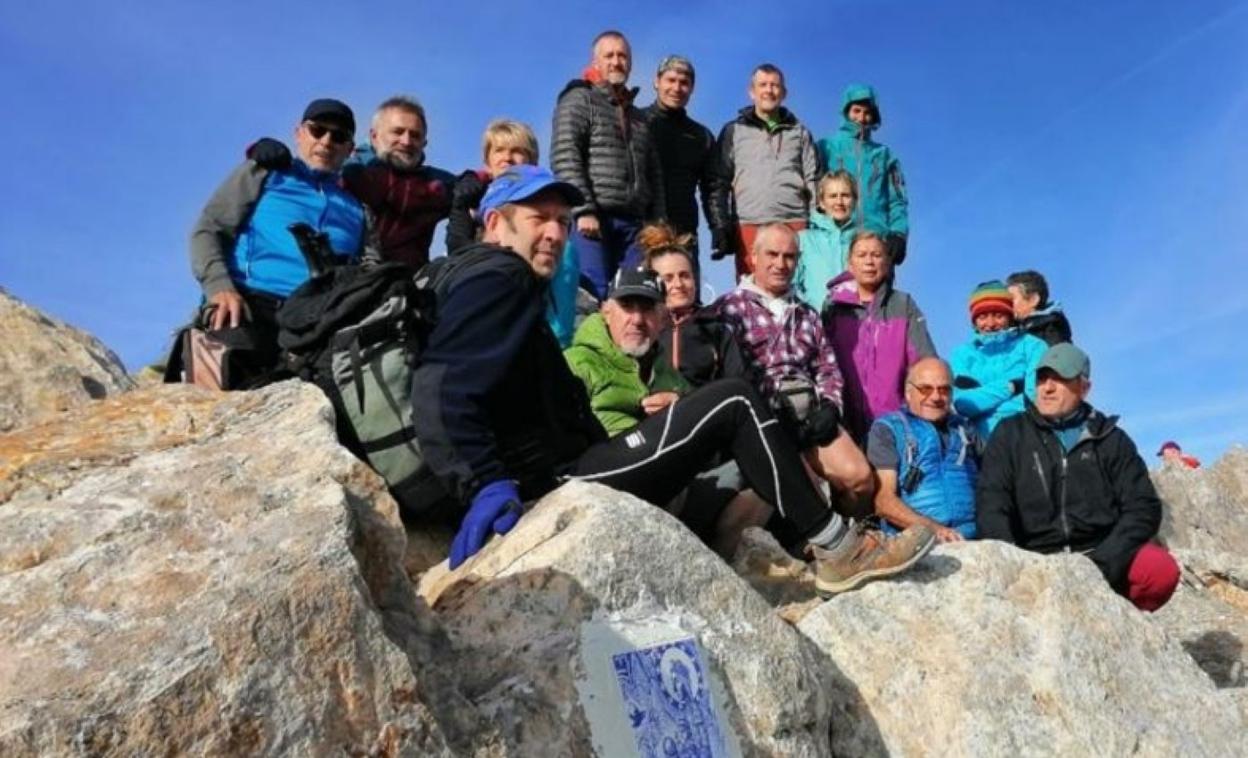 Herriko mendizaleak Vallibiernako tontorrean. 