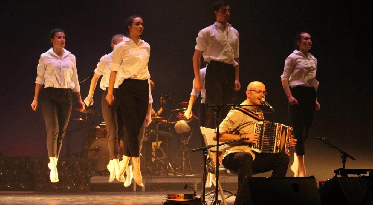 El trikilitari Agus Barandiaran es el alma máter de la agrupación folk 'Korrontzi'.