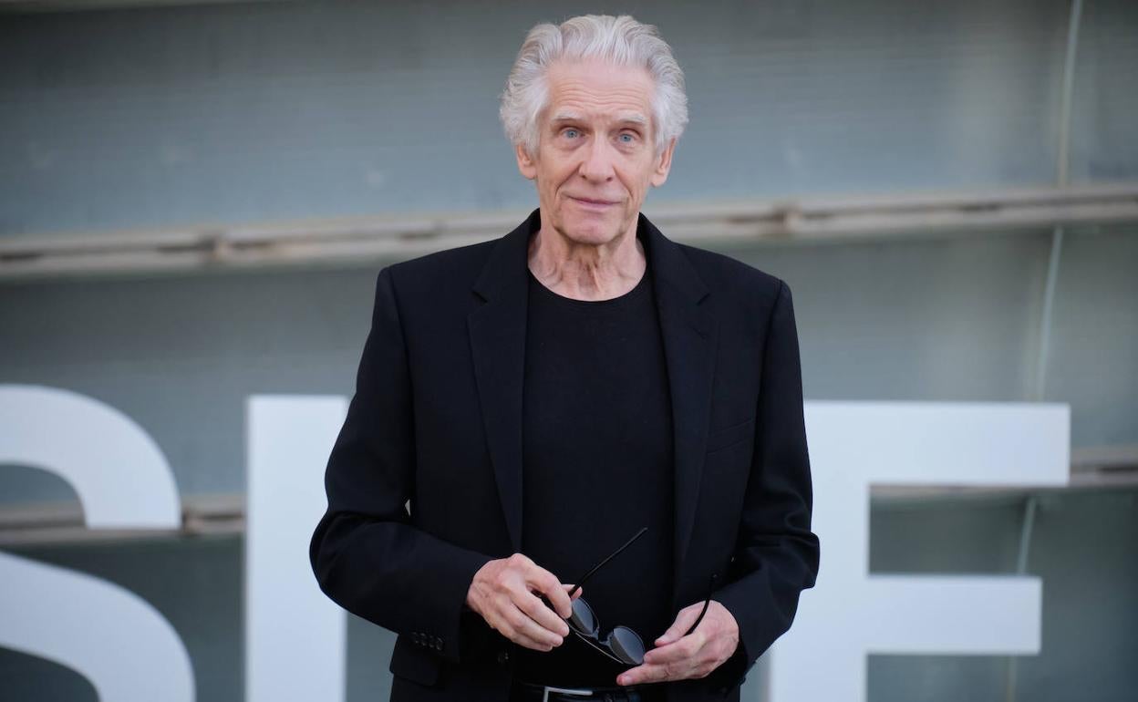 David Cronenberg, Premio Donostia en esta 70 edición del Zinemaldia, posa ante los medios gráficos en las terrazas del Kursaal.