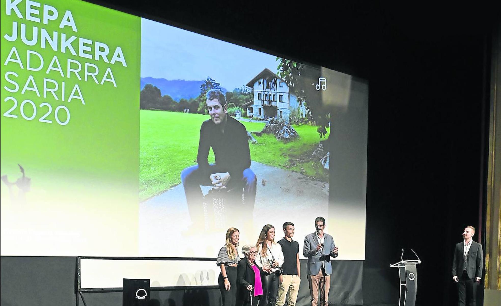 La madre e hijos de Kepa Junkera recogieron el premio Adarra de manos del alcalde Eneko Goia en la gala de EITB que estrenó el documental dedicado al músico, que finalmente no acudió al Victoria Eugenia,