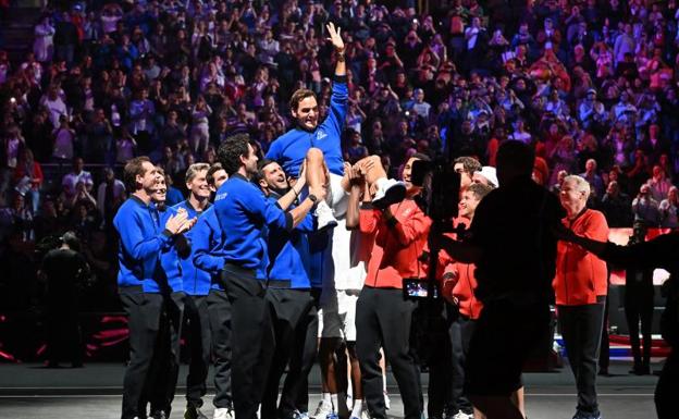 Imagen principal - Roger Federer acabó manteado por los tenistas de ambos equipos. 