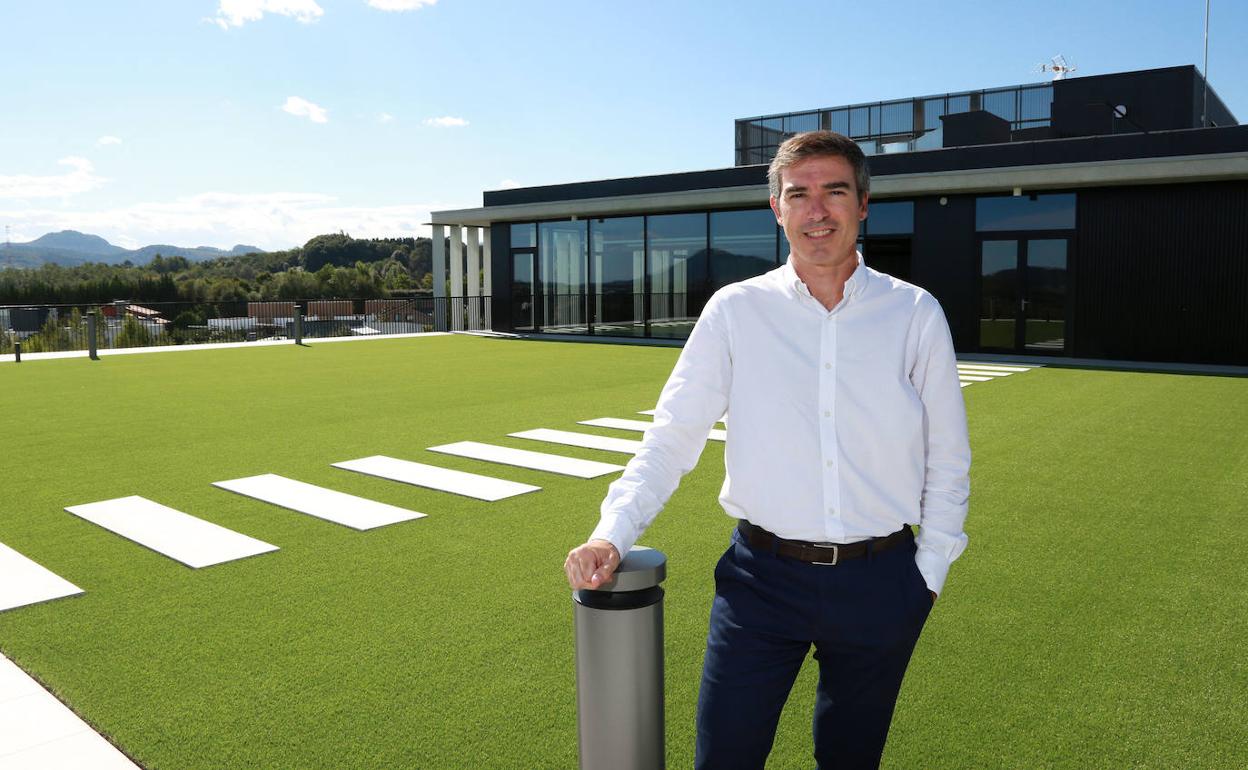 El director de Fabrika, Juan Mancisidor Lusa, posa en la terraza principal de Fabrika, junto al nuevo edificio. 