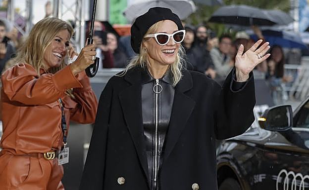 Imagen. Diane Kruger saluda desde la entrada del hotel María Cristina. 