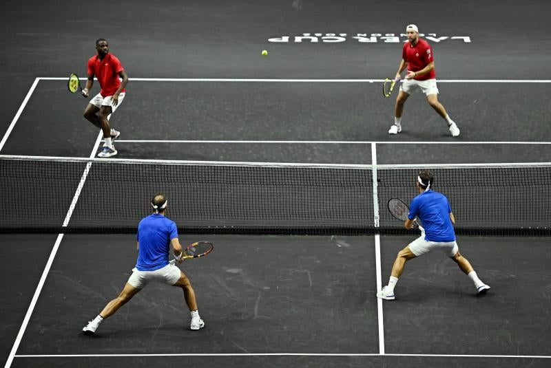 Nadal y Federer preparados para devolver una pelota durante su encuentro de dobles.