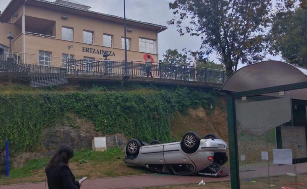 El vehículo ha quedado volcado en la calle Xabier Munibe de Azkoitia. 