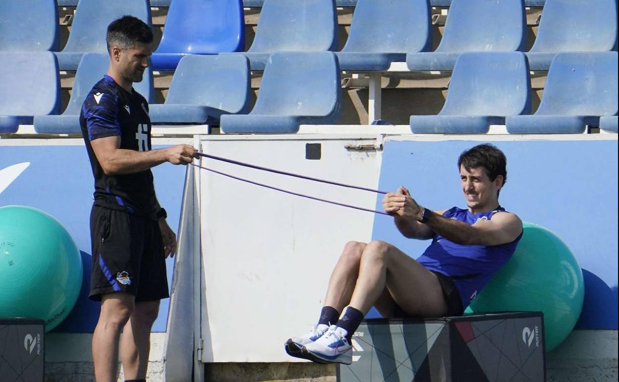 Mikel Oyarzabal trabaja en su recuperación en Zubieta. 