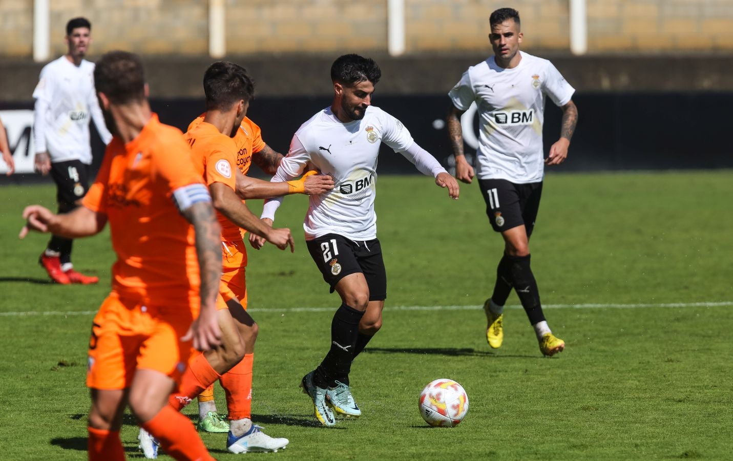 El Alcoyano se ha llevado el triunfo este mediodía de Irun gracias a un tanto de Juanan en el 81, justo después de que Sánchez pusiese las tablas con un golazo para los de casa.