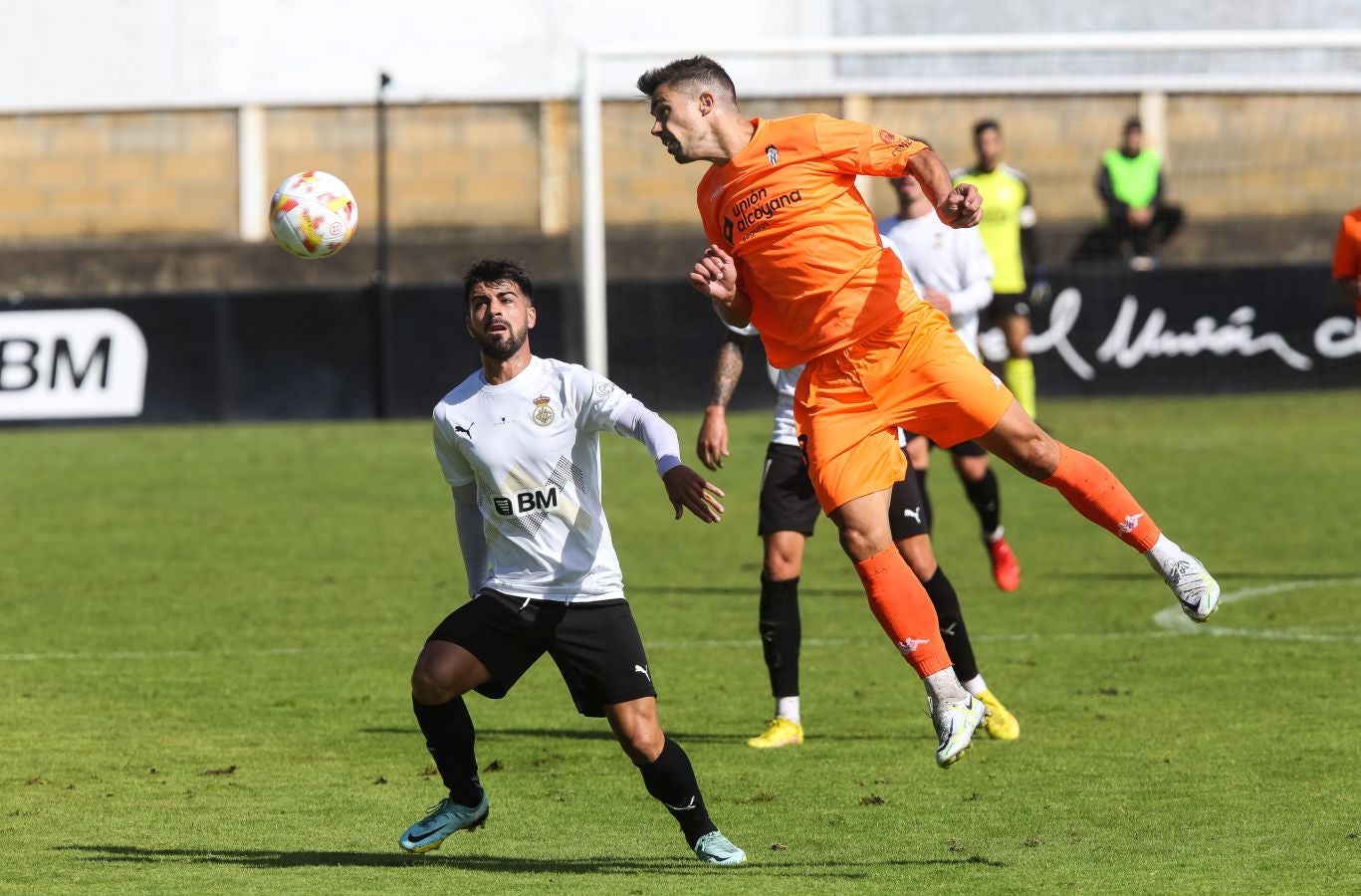 El Alcoyano se ha llevado el triunfo este mediodía de Irun gracias a un tanto de Juanan en el 81, justo después de que Sánchez pusiese las tablas con un golazo para los de casa.
