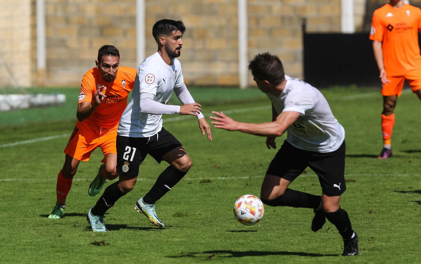 El Alcoyano se ha llevado el triunfo este mediodía de Irun gracias a un tanto de Juanan en el 81, justo después de que Sánchez pusiese las tablas con un golazo para los de casa.