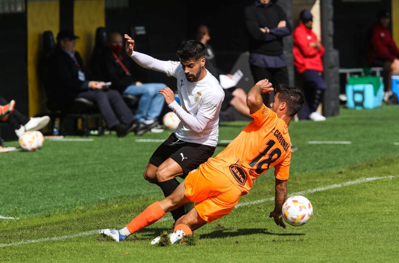 El Alcoyano se ha llevado el triunfo este mediodía de Irun gracias a un tanto de Juanan en el 81, justo después de que Sánchez pusiese las tablas con un golazo para los de casa.