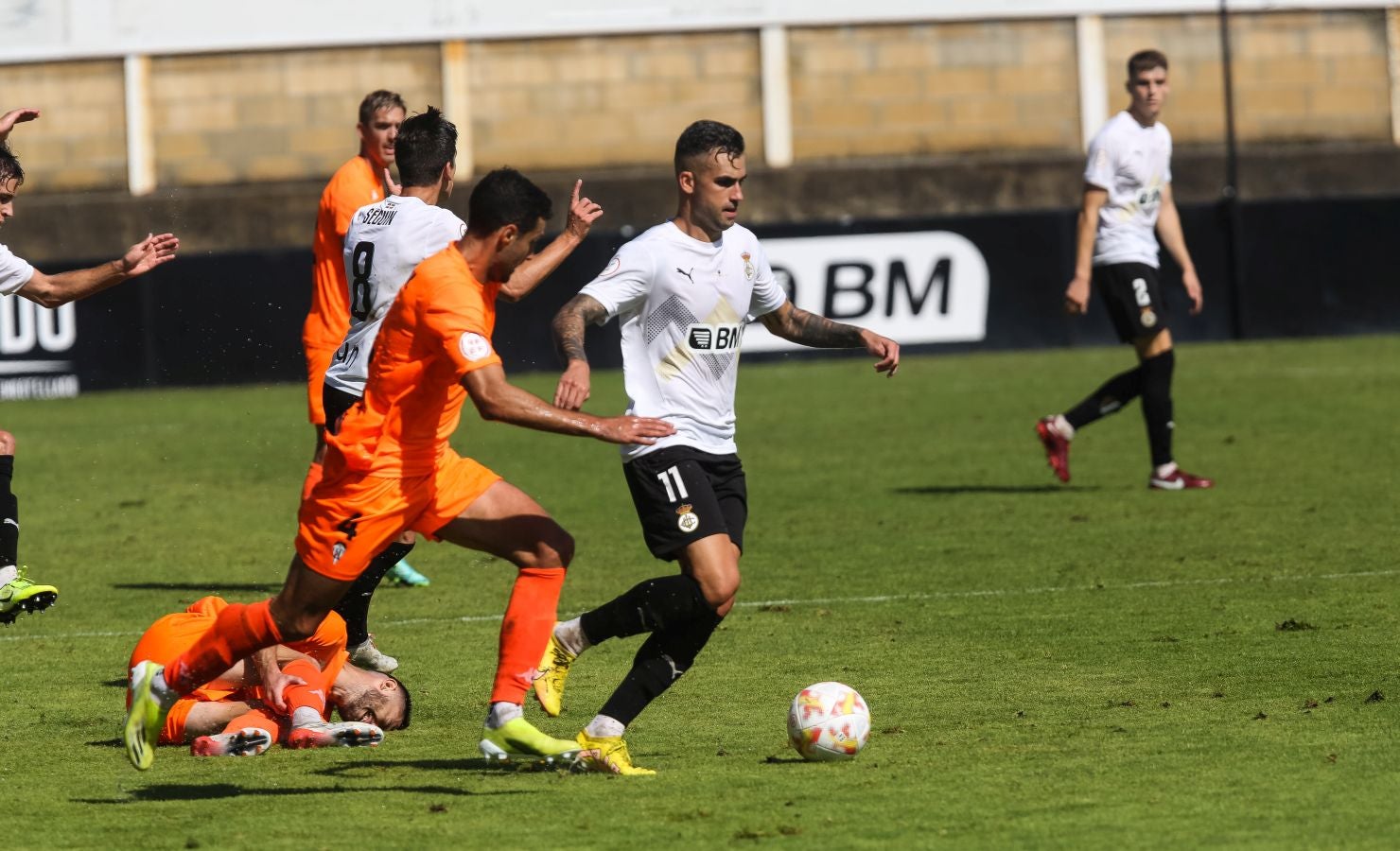 El Alcoyano se ha llevado el triunfo este mediodía de Irun gracias a un tanto de Juanan en el 81, justo después de que Sánchez pusiese las tablas con un golazo para los de casa.