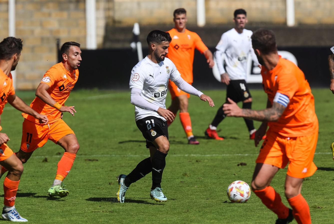 El Alcoyano se ha llevado el triunfo este mediodía de Irun gracias a un tanto de Juanan en el 81, justo después de que Sánchez pusiese las tablas con un golazo para los de casa.