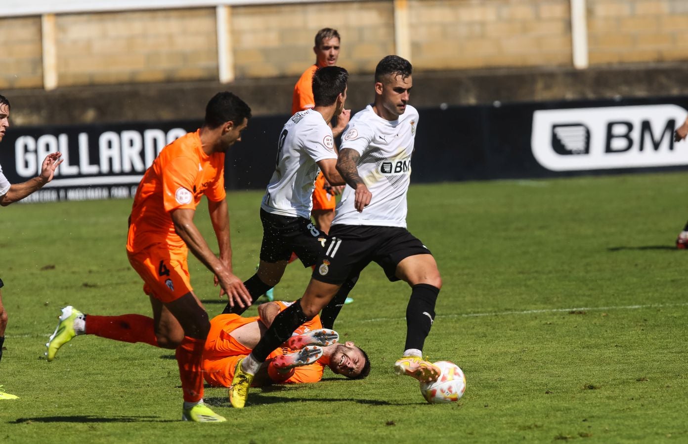 El Alcoyano se ha llevado el triunfo este mediodía de Irun gracias a un tanto de Juanan en el 81, justo después de que Sánchez pusiese las tablas con un golazo para los de casa.