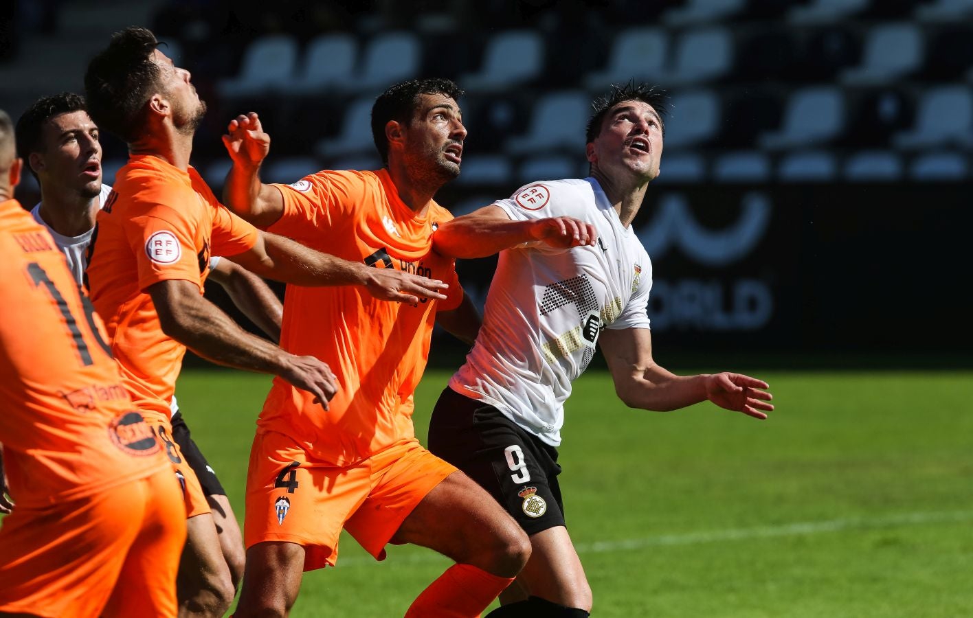 El Alcoyano se ha llevado el triunfo este mediodía de Irun gracias a un tanto de Juanan en el 81, justo después de que Sánchez pusiese las tablas con un golazo para los de casa.