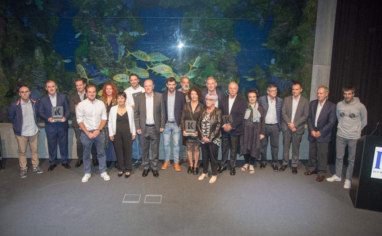 Premiados, representantes institucionales y patrocinadores, en la foto de familia posterior a la entrega de premios, celebrada en el Aquarium. 