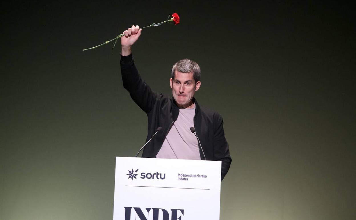 Arkaitz Rodriguez sujeta un clavel rojo durante su intervención