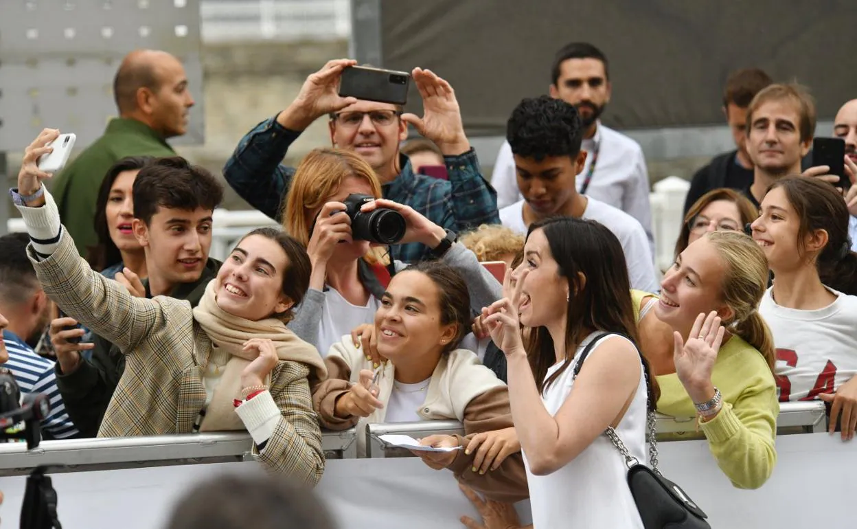 El público congregado frente al Hotel María Cristina, en la llegada de Ana de Armas al Zinemaldia. 