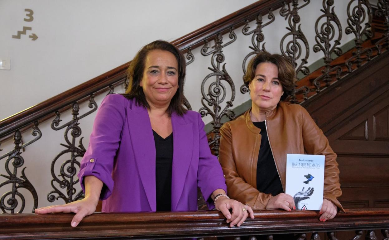 Rafaela Romero y Ana Erostarbe con el libro, ayer en la Biblioteca Municipal de San Sebastián. 