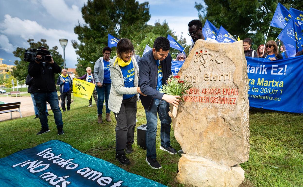 Ofrenda floral en el monolito dedicado a los migrantes junto al Puente de Santiago en Irun. 
