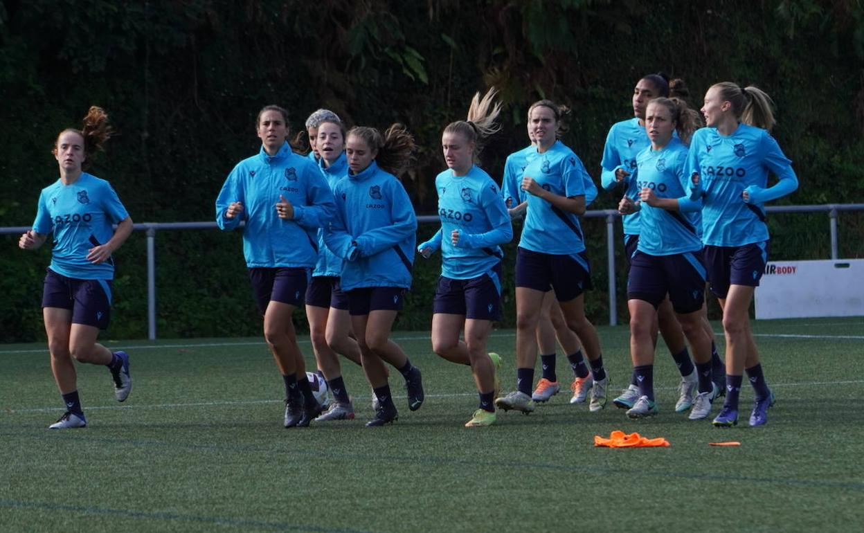 Las chicas de la Real, durante el entrenamiento de este lunes