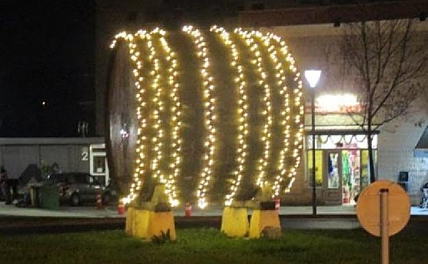 Un barril decorado con luces.