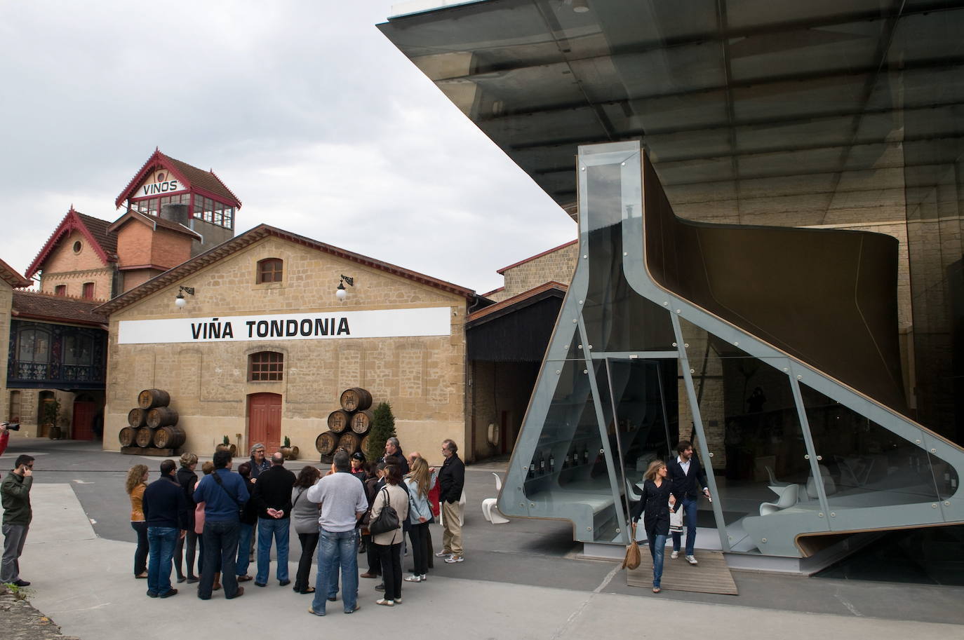 Bodega R. López de Heredia Viña Tondonia, Haro. Modernizada por Zaha Hadid.