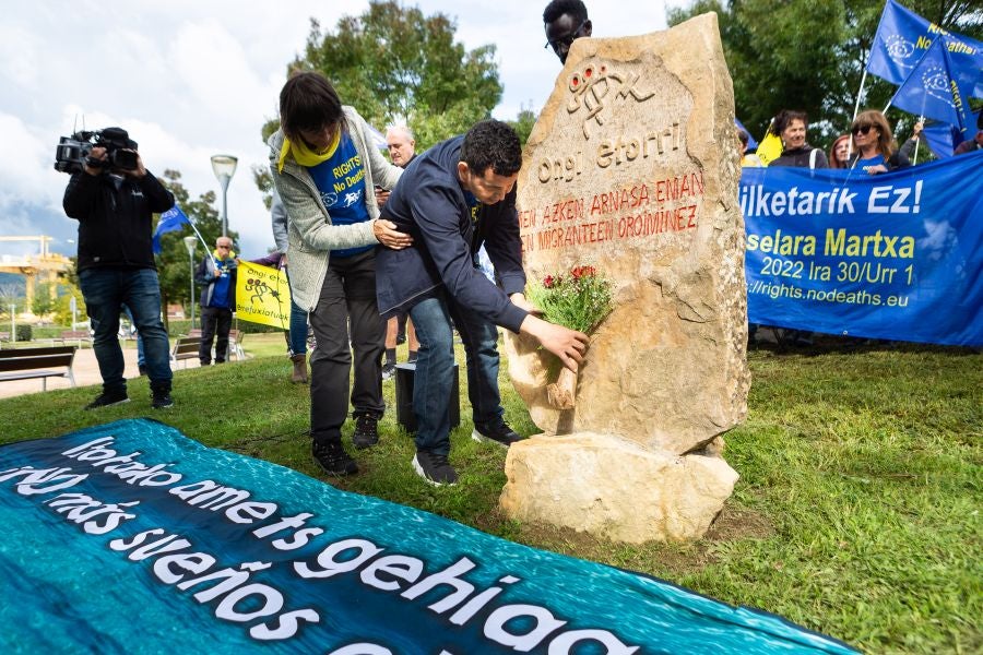Fotos: Ofrenda floral a los migrantes fallecidos