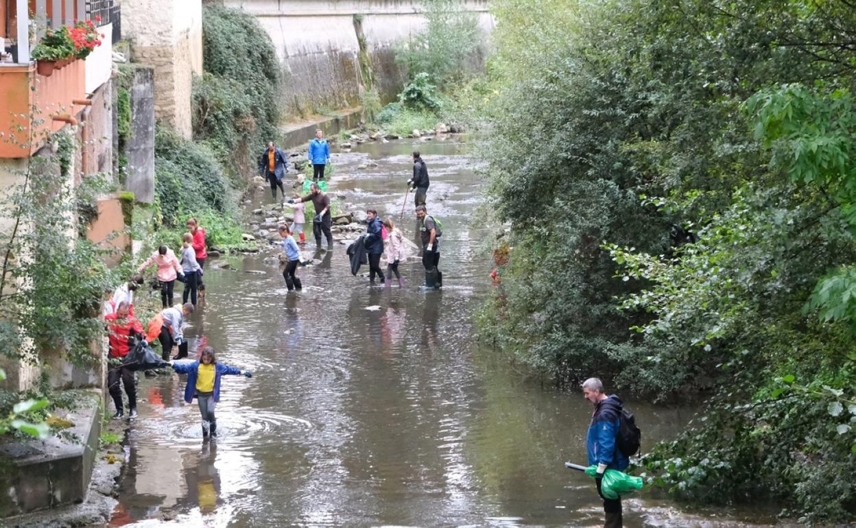 Zumarraga: Limpieza del cauce del Urola en el Erreka Eguna