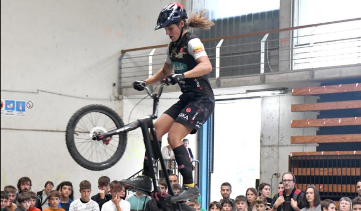 Javi Alonso eta Irene Caminos, saltoetako bat egiten. Ikuslez bete zen frontoia erakustaldirako. 