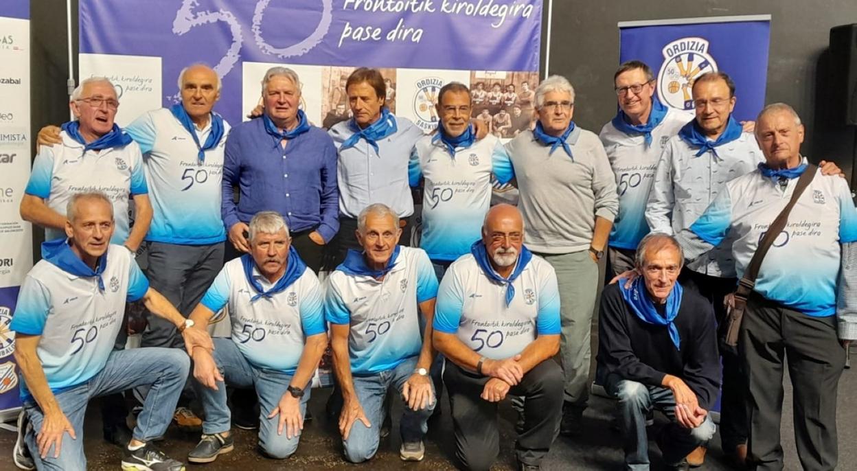 Integrantes de aquel primer equipo federado, temporada 1970-71; Arriba, José Mª Garmendia, Jesús Mª Gaztañaga,Joaquín Rodríguez, Pedro Epelde, Roberto Sanz, Fernando Fouz, José Oyarbide, Juan Mª Sanz y Jose Mª Garmanedia. Abajo: Carlos Madrazo, Angel Etxezarreta, Javier Ayerbe, Juanan Garate y Vicente Sarasola. 